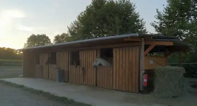 box et écuries du centre équestre Aurensan